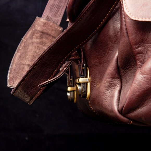 Vintage-Style Brown Leather Messenger Bag With Adjustable Strap and Buckles - Picture 13 of 13